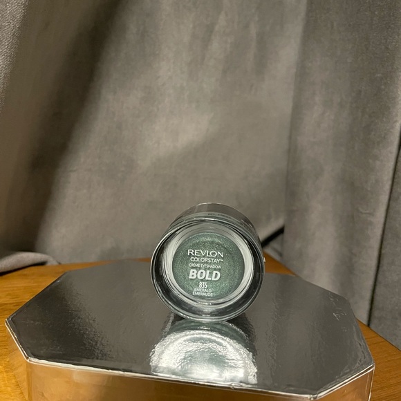 NWT Revlon Bold Emerald Crรจme Eyeshadow ๐ - Picture 2 of 4